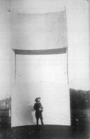 Cody vor einer Riesenbox