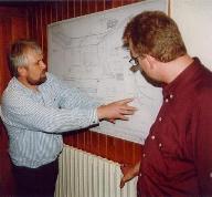 Werner Schmidt und Achim Kinter beim studium der Baul&auml;ne